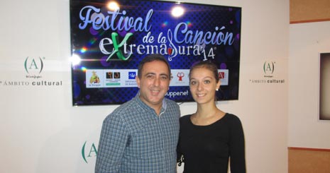 Victoriano Baena, director del Festival, y Ana Morán, ganadora de la última edición.