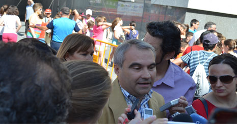 El alcalde es preguntado en su visita al Frutellón / GRADA