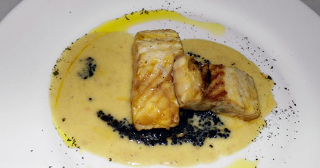 Esturión a la plancha sobre crema de almendras y caviar con alcachofas