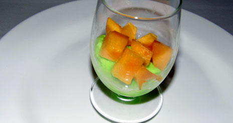 Copa de melocotones frescos con cava y sorbete