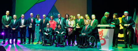 Foto de familia de autoridades y galardonados en los Premios Grada 2015