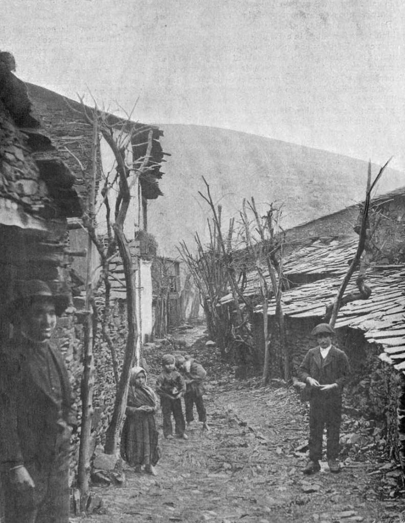 ‘Las Mestas-La calle mayor’, de Venancio Gombau, en ‘Por la España desconocida’ de M. R. Blanco-Belmonte, 1911