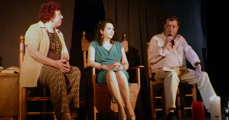 Acompañada por Rosa Lencero y Fernando Serrano, durante la presentación de ‘Orellana’. Cedida