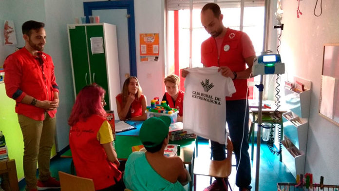 Día de la camiseta de Caja Rural de Extremadura con Cruz Roja