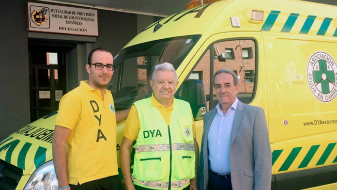 20181013_futbol_ambulancia Acuerdo entre la Mutualidad de Futbolistas y DYA Extremadura