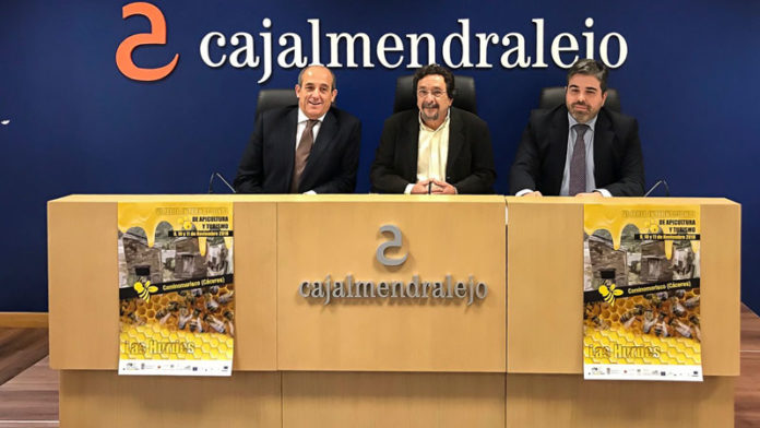 20181102_convenio_cajalmendralejo Cajalmendralejo patrocina la Feria de Apicultura y Turismo de Las Hurdes