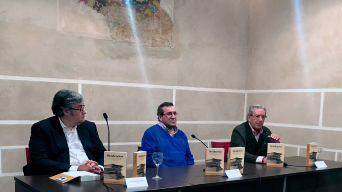 Juan Manuel Cardoso presenta su libro 'Disidencias' en las antiguas Casas Consistoriales de Badajoz