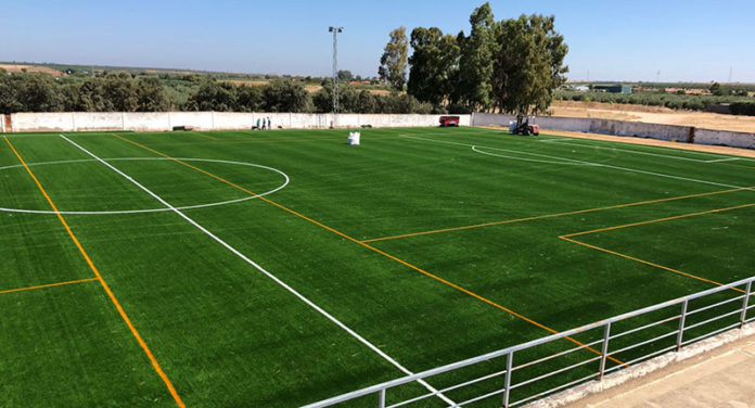 La Albuera cuenta con nuevo césped artificial para su campo de fútbol 'Los Badenes'