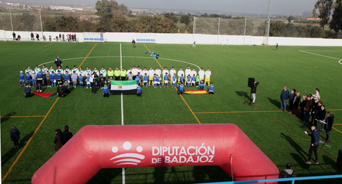 20181231_futbol_laalbuera La Albuera inaugura el césped artificial de su campo de fútbol 'Los Badenes'