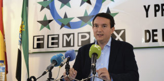 Francisco Buenavista celebra la Ley de Garantía de la Autonomía Municipal de Extremadura. Grada 130. Fempex