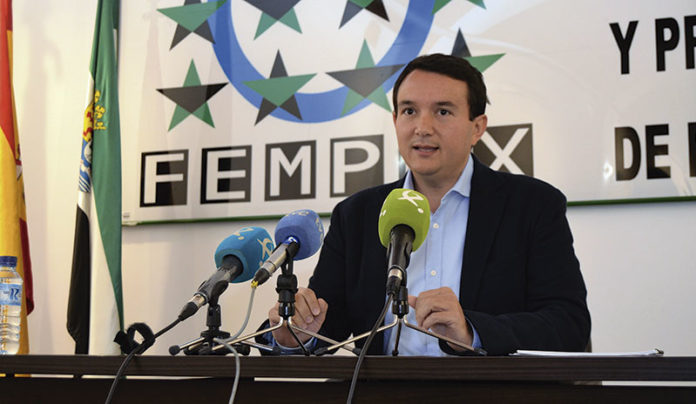 Francisco Buenavista celebra la Ley de Garantía de la Autonomía Municipal de Extremadura. Grada 130. Fempex