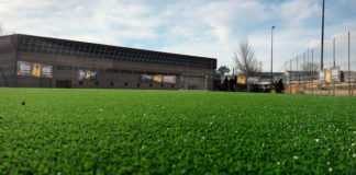 El complejo deportivo 'La Paz' de Mérida cuenta con una nueva pista externa con moqueta de césped