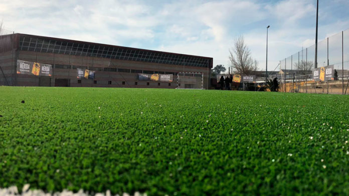 El complejo deportivo 'La Paz' de Mérida cuenta con una nueva pista externa con moqueta de césped