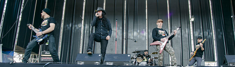 ‘Omnia Transit’, grupo de rock-heavy de Badajoz. Grada 130. Música