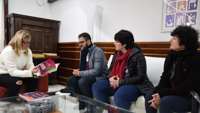 Blanca Martín se reúne con la Fundación Triángulo y la oenegé colombiana ‘Caribe Afirmativo’. Grada 131. Asamblea de Extremadura