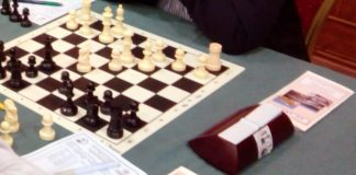 Profesores de la Universidad de Extremadura dan una charla sobre ajedrez y marketing en el centro penitenciario de Badajoz