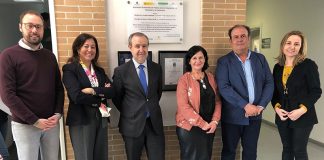 El presidente de Caja Rural de Extremadura, Urbano Caballo, junto con el director general de la entidad, José María Portillo, han visitado las instalaciones de la Asociación extremeña de padres para la integración, el bienestar y la autonomía (Aexpainba) para conocer la labor social que realiza esta asociación pacense.
