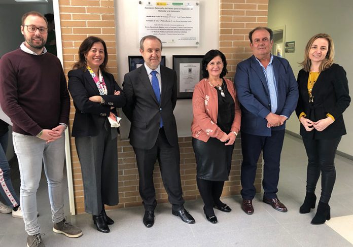El presidente de Caja Rural de Extremadura, Urbano Caballo, junto con el director general de la entidad, José María Portillo, han visitado las instalaciones de la Asociación extremeña de padres para la integración, el bienestar y la autonomía (Aexpainba) para conocer la labor social que realiza esta asociación pacense.