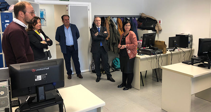El presidente de Caja Rural de Extremadura, Urbano Caballo, junto con el director general de la entidad, José María Portillo, han visitado las instalaciones de la Asociación extremeña de padres para la integración, el bienestar y la autonomía (Aexpainba) para conocer la labor social que realiza esta asociación pacense.