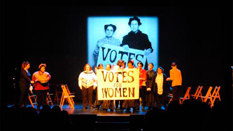 El montaje ‘Ellas, en movimiento‘ triunfa en su estreno oficial en la Sala Trajano de Mérida