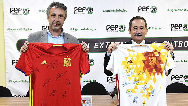 La Federación Extremeña de Fútbol y la Fundación Ícaro dan impulso a su proyecto solidario de ayuda a la oncología infantil.