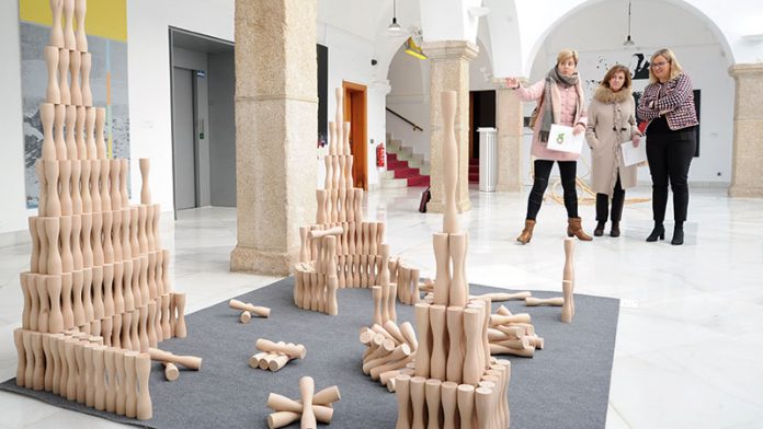 132_secciones_asamblea La muestra 'Obra Abierta', de la Fundación Caja de Extremadura, pasa por la Asamblea de Extremadura. Grada 132