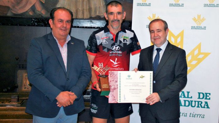 20190521_premio_cajarural Kini Carrasco recoge el premio Espiga 'Gracias' a la actividad física y el deporte de Caja Rural de Extremadura