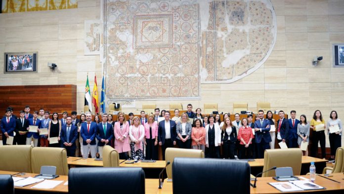 La Asamblea de Extremadura acoge la quinta edición del Debate escolar del instituto Rodríguez Moñino de Badajoz. Grada 135