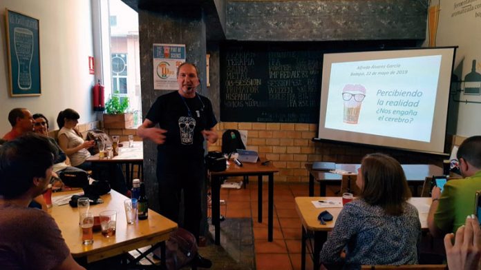 135_secciones_universidad1 La Ciencia reúne a cerca de un millar de personas en bares extremeños. Grada 135. Universidad de Extremadura