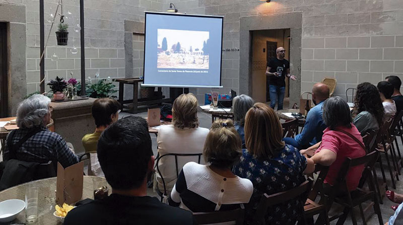 La Ciencia reúne a cerca de un millar de personas en bares extremeños. Grada 135. Universidad de Extremadura