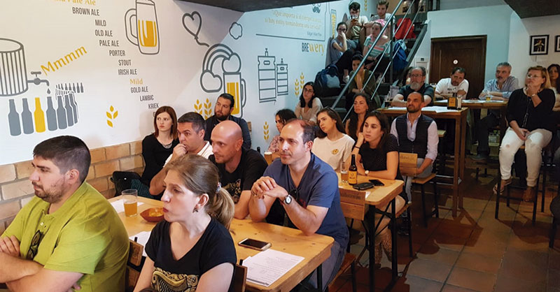 La Ciencia reúne a cerca de un millar de personas en bares extremeños. Grada 135. Universidad de Extremadura