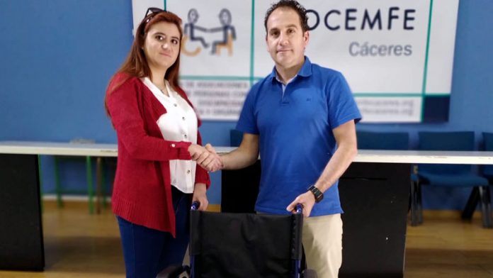 20190621_asociaciones_cocemfe La Red de estudiantes Erasmus de la Universidad de Extremadura dona una silla de ruedas a Cocemfe Cáceres