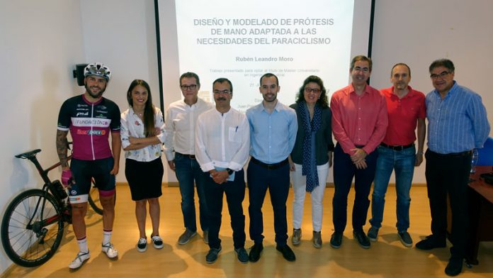 20190626_accesibilidad_uex Rubén Leandro defiende con éxito su trabajo fin de máster sobre una prótesis de mano para ciclismo adaptado