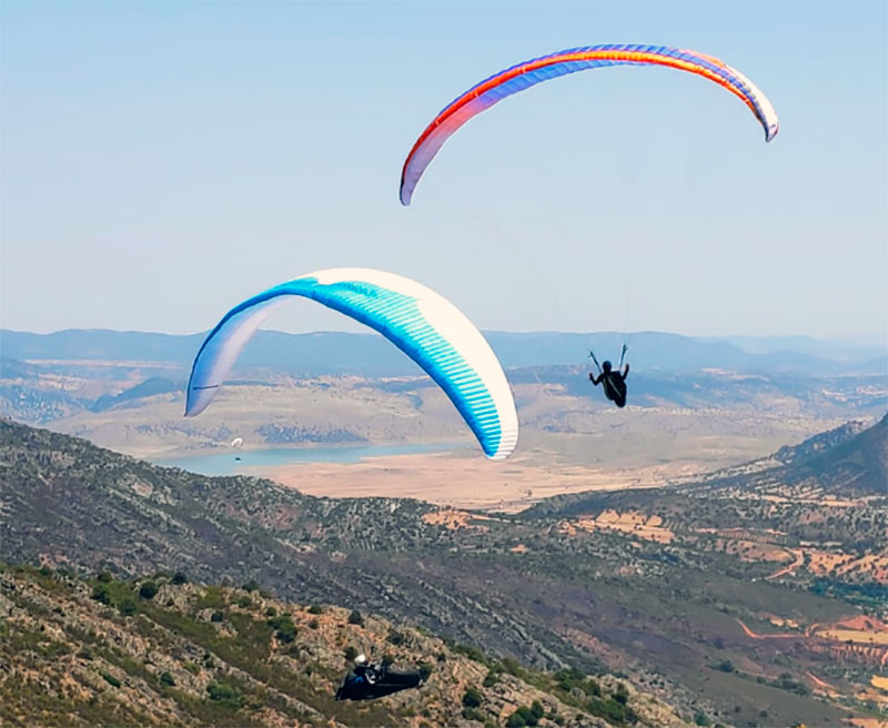 Francis Reina se impone en el Campeonato de España de parapente en Zarza Capilla