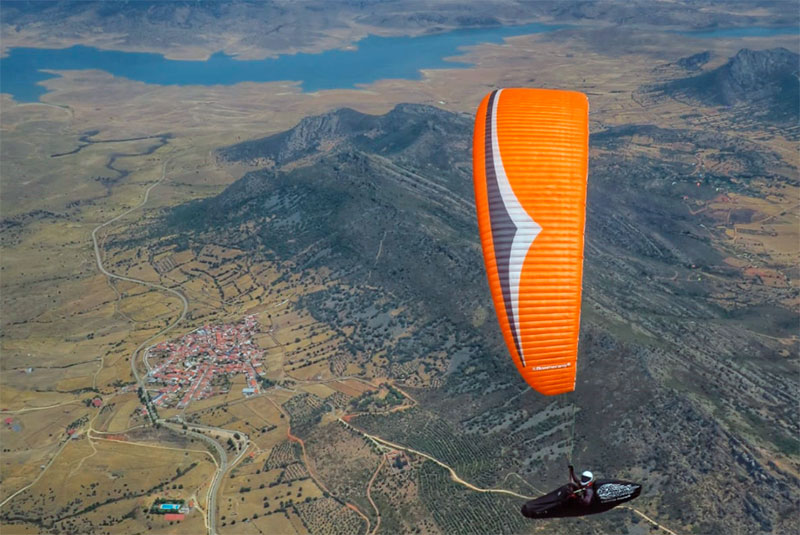 Francis Reina se impone en el Campeonato de España de parapente en Zarza Capilla