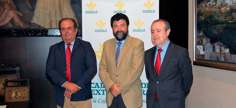 Caja Rural de Extremadura y la Confederación Regional Empresarial Extremeña firman un convenio de colaboración