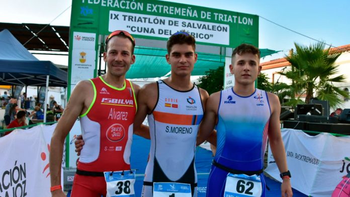 Sergio Moreno y María Remedios Mendoza consiguen el triunfo en el Triatlón de Salvaleón