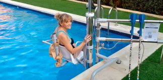 La comunidad de propietarios de la calle Juan Miró 11 de Badajoz instala una silla hidráulica en la piscina