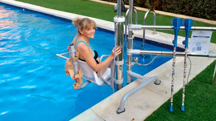 20190729_accesibilidad_badajoz La comunidad de propietarios de la calle Juan Miró 11 de Badajoz instala una silla hidráulica en la piscina