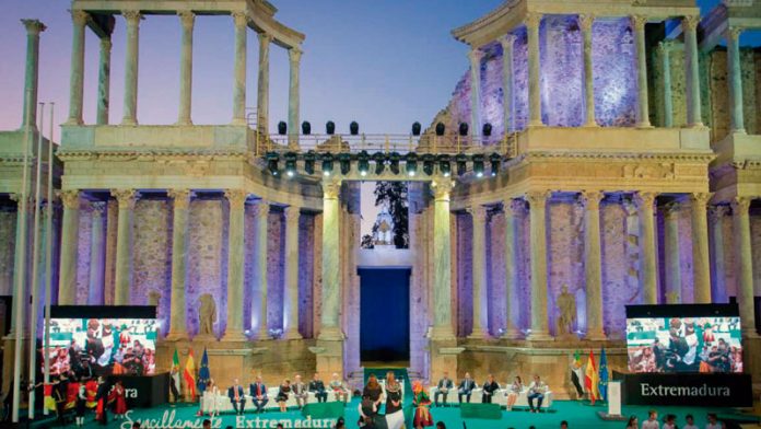 137_quepaso La juventud y la infancia protagonizan la entrega de las Medallas de Extremadura. Grada 137. Qué pasó