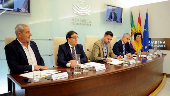 138_primerafila_sepad José María Vergeles explica en la Asamblea de Extremadura las líneas de actuación de su Consejería. Grada 138. Sepad