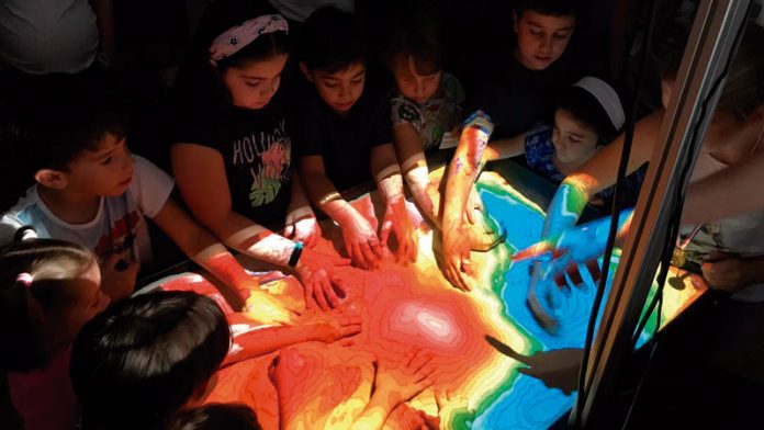 138_secciones_universidad1 La sociedad y la Ciencia se dan cita para celebrar la Noche europea de los investigadores. Grada 138. Universidad