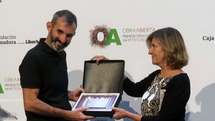 20191013_certamen_cajaextremadura La performance ‘List of burned books in Germany in 1933’ gana el certamen 'Obra Abierta’