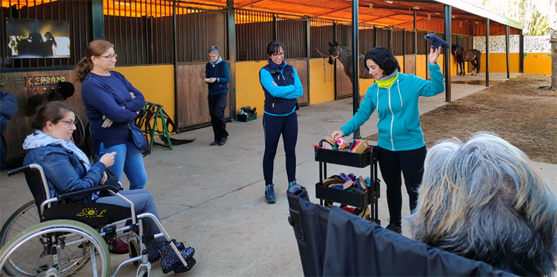 Cocemfe Badajoz acerca la zooterapia a los usuarios del servicio de habilitación funcional